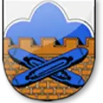Wappen von Großschönau. Zwei gekreuzte Webschiffchen vor einer Mauer mit Zinnen, darüber drei Blaue Berge.